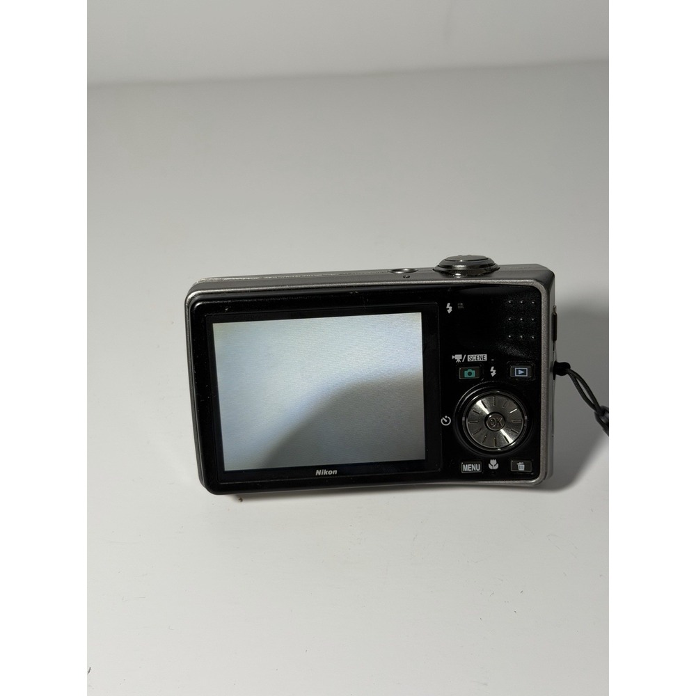 Nikon Coolpix S630 digital camera in titanium silver - Picture 4 of 5
